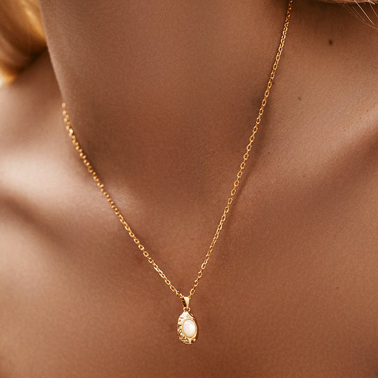 Wavy Pearl Glow Necklace