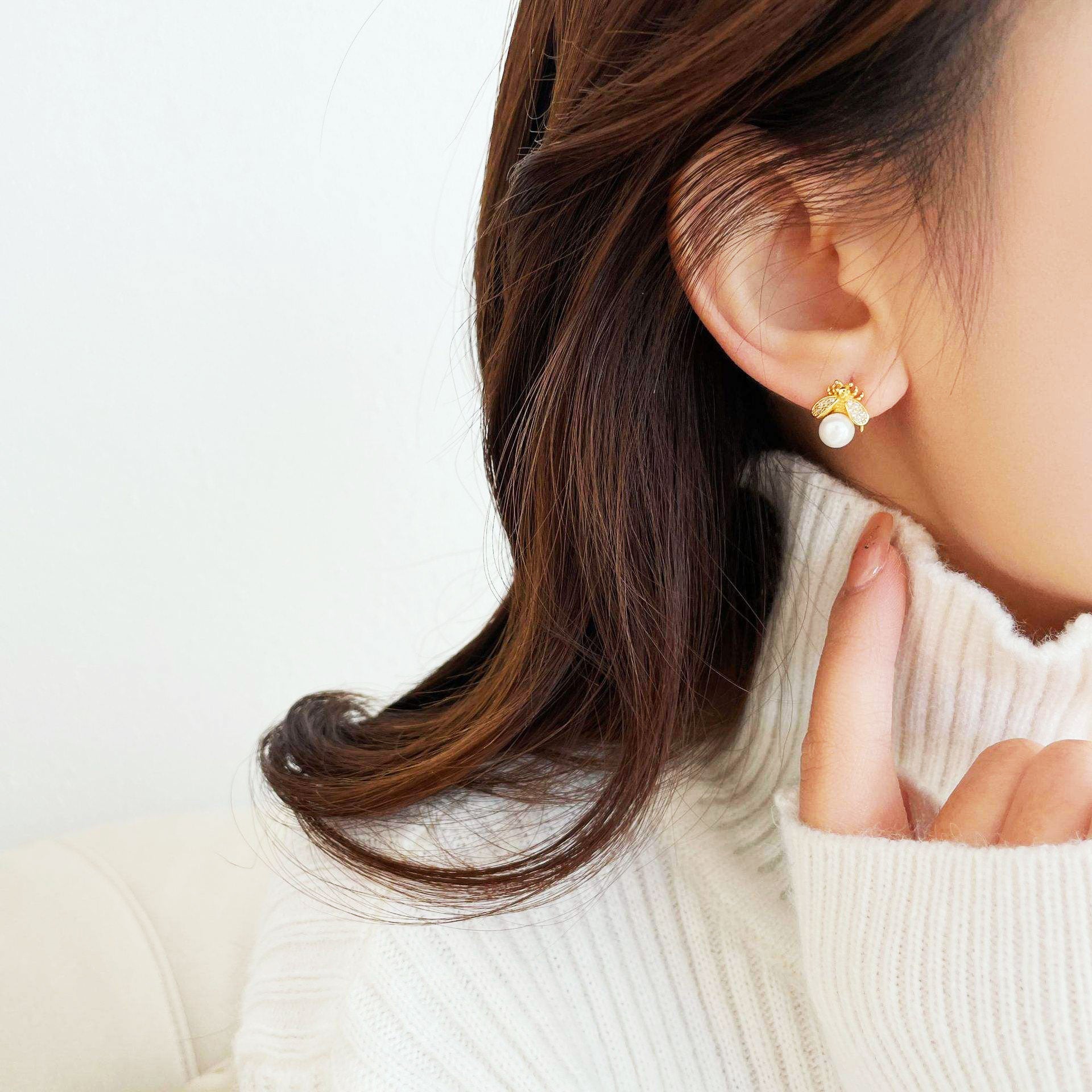 Buzzing Bee Pearl Studs
