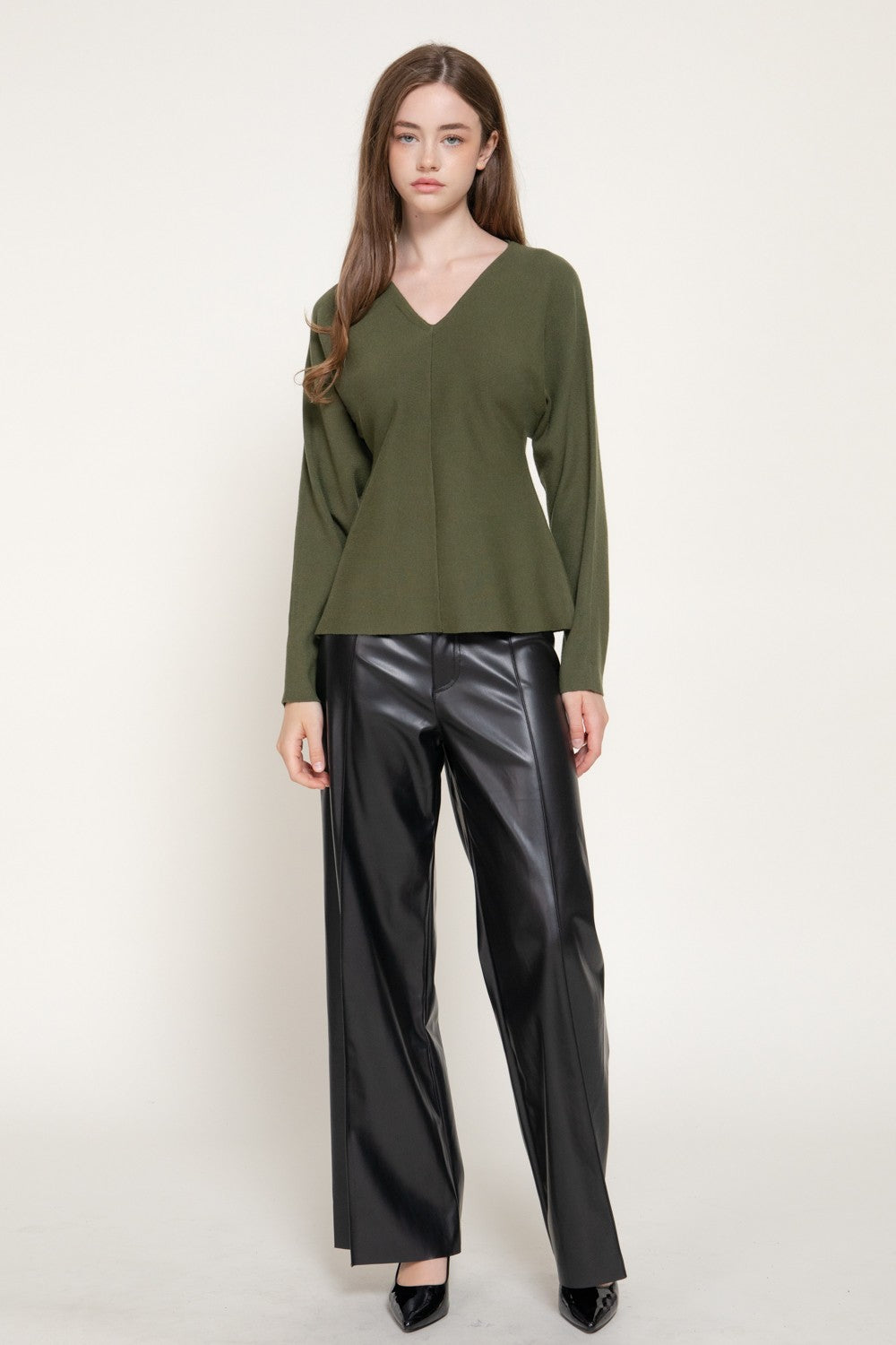 Long Sleeve V-Neck Fitted Waist Fine Knit Sweater