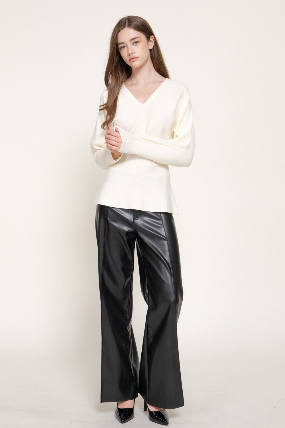 Long Sleeve V-Neck Fitted Waist Fine Knit Sweater