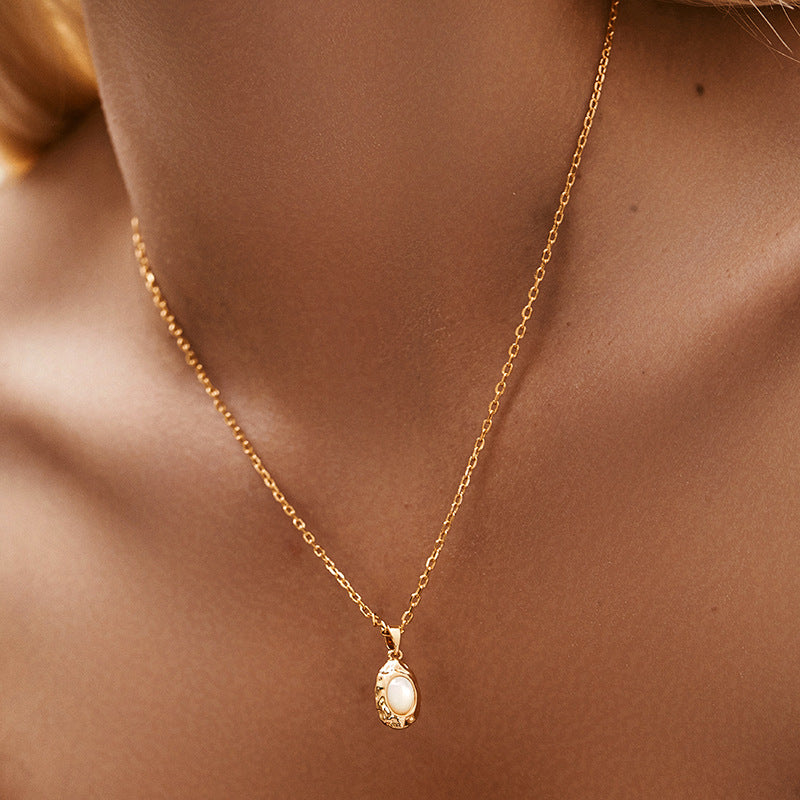 Wavy Pearl Glow Necklace