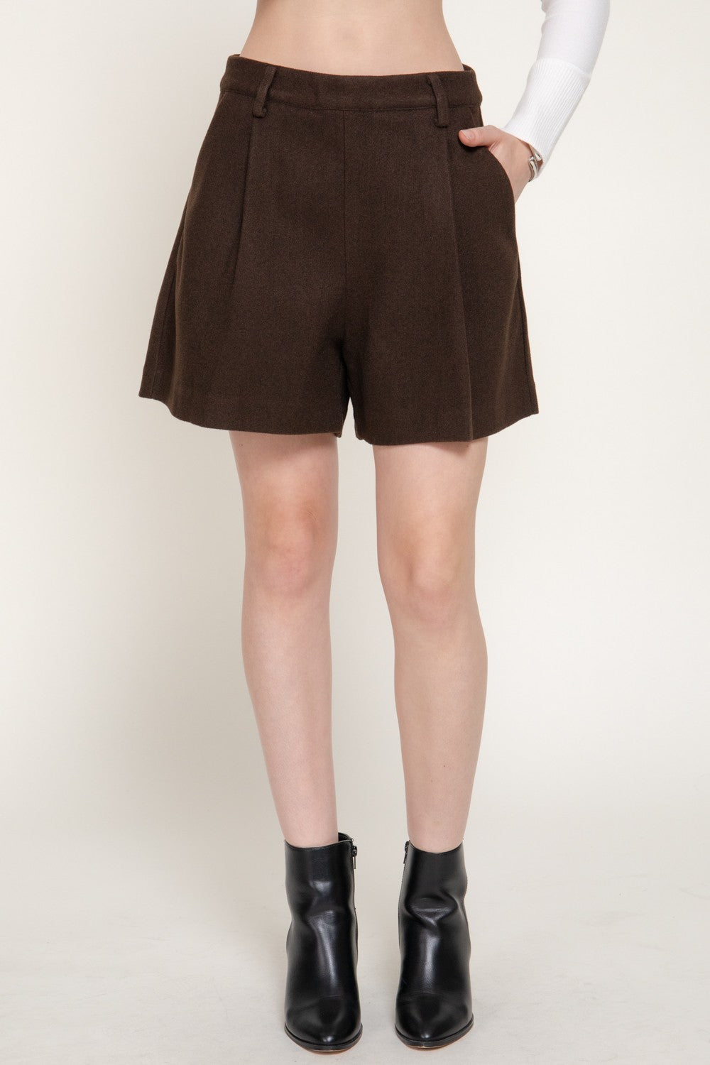 Pleated Soft Short Pants