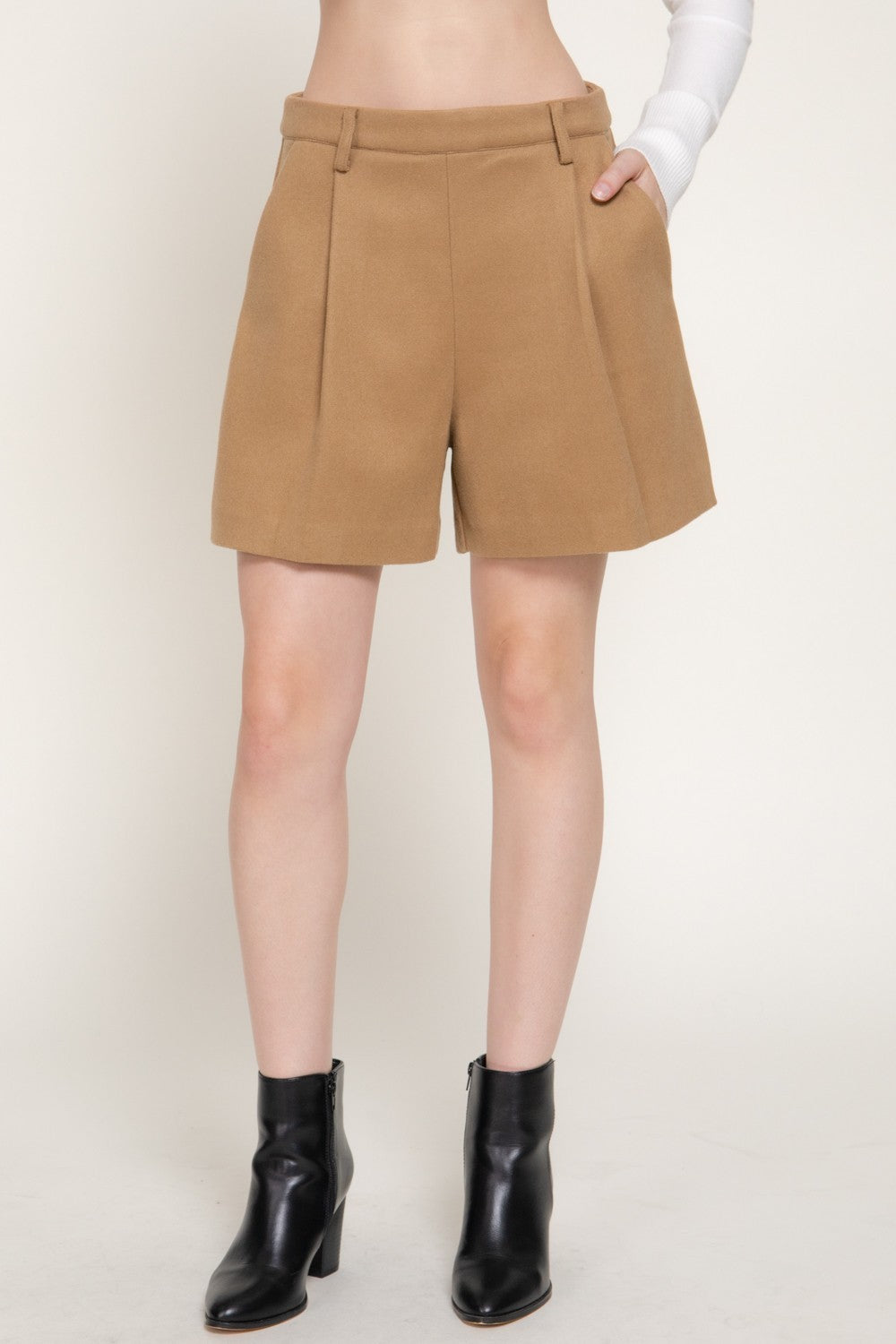 Pleated Soft Short Pants