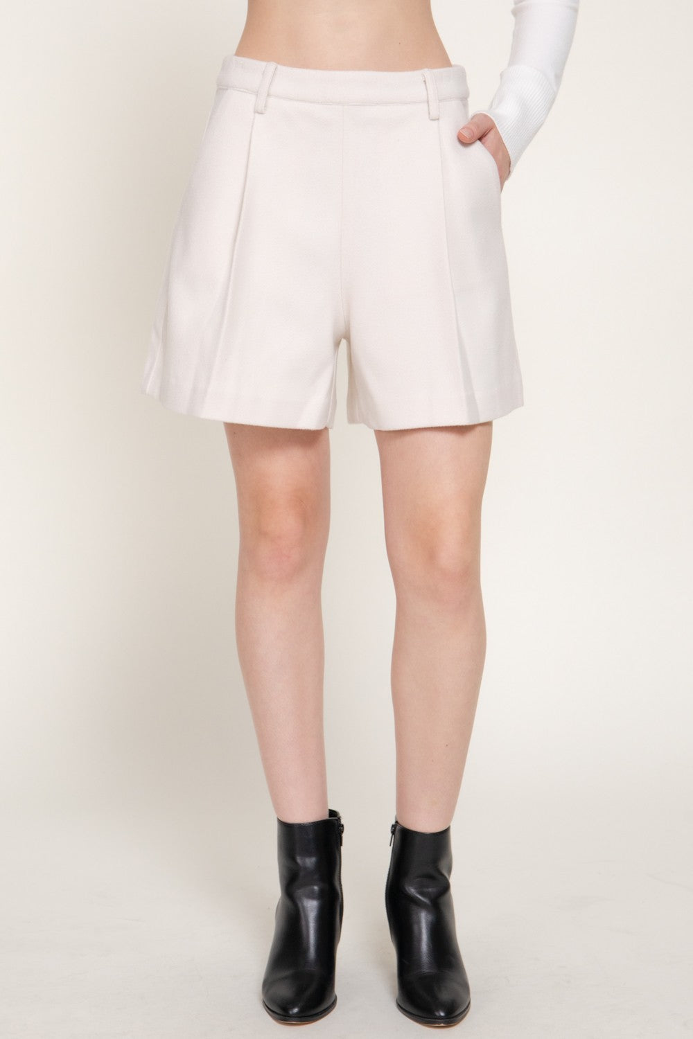 Pleated Soft Short Pants